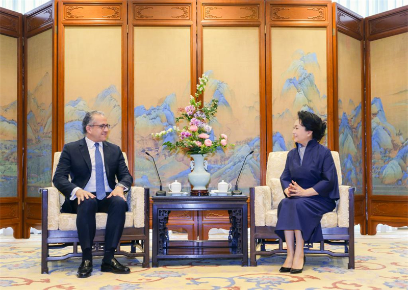 Peng Liyuan rencontre le directeur général de l'UNESCO à Beijing