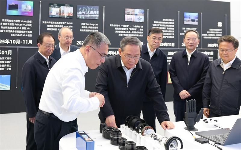 Le Premier ministre chinois met l'accent sur la promotion d'une intégration approfondie de l'IA et de l'industrie manufacturière de pointe