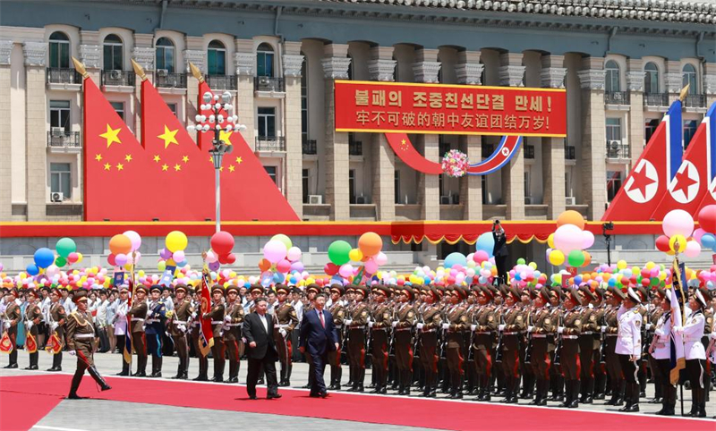 Accueilli en grande pompe à Pyongyang, Xi entame une visite d'Etat en RPDC