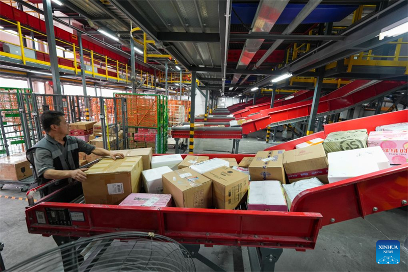En photos : les entreprises de logistique mettent les bouchées doubles pour le festival du shopping de mi-année « 618 » en Chine