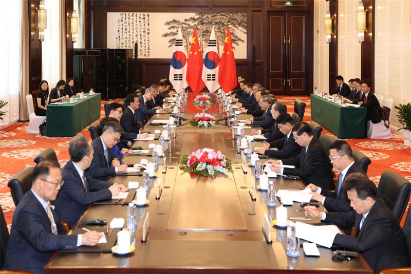 Le Premier ministre chinois rencontre son homologue de la République de Corée