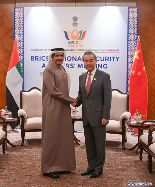 Le chef de la diplomatie chinoise rencontre le secrétaire général du Conseil suprême de sécurité nationale des EAU