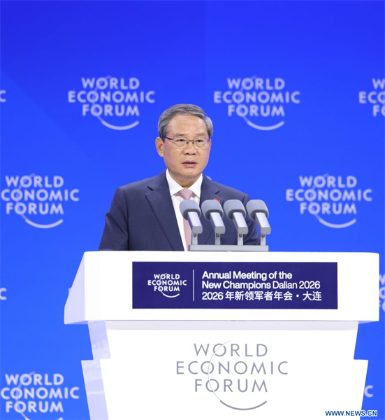 Le Premier ministre chinois prononce un discours à la séance plénière d'ouverture du Davos d'été