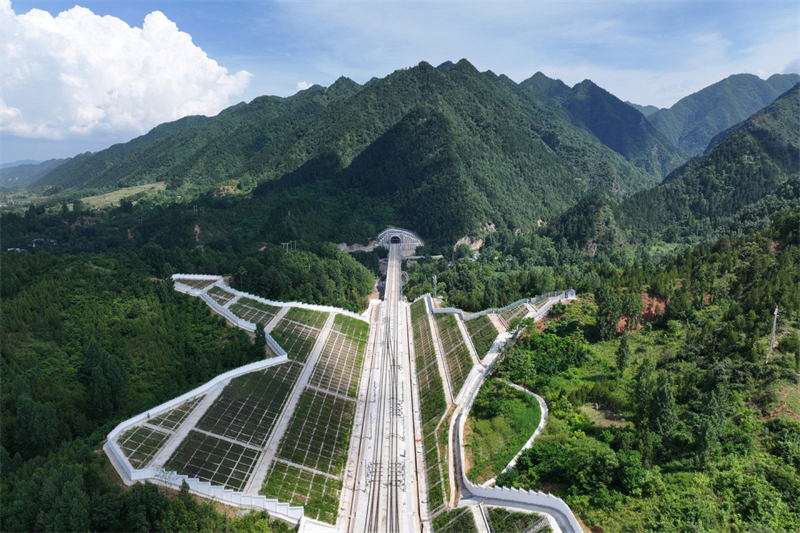 De nouveaux ponts ferroviaires à grande vitesse relient le centre et l'ouest de la Chine pour un développement coordonné