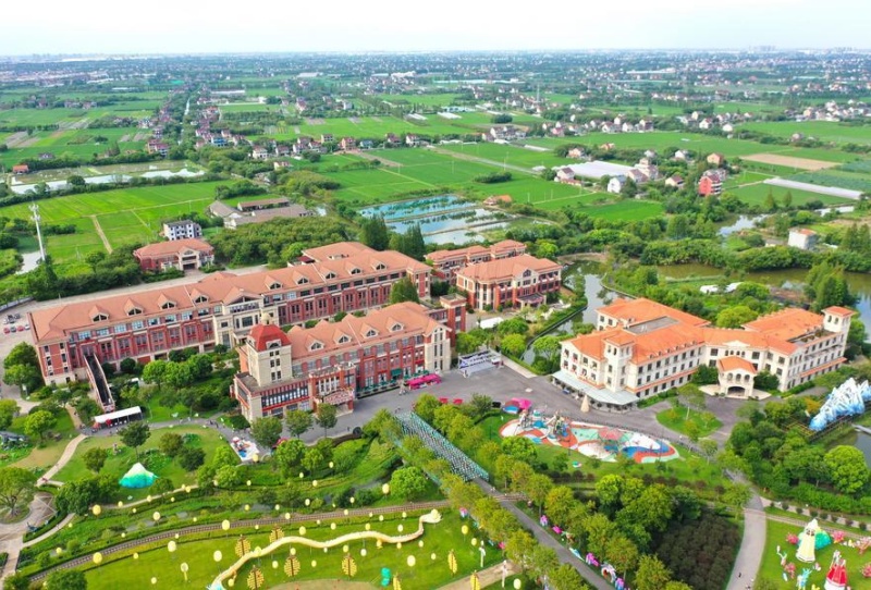 Photo aérienne prise par un drone le 7 août 2025, montrant une vue du village d'Aficion Chocolate, dans le village de Miaojia, dans le comté de Jiashan de la ville de Jiaxing, dans la province du Zhejiang (est de la Chine). (Photo/Xinhua)