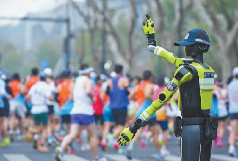 Des robots de contrôle de la circulation ont participé à la protection de la circulation lors du marathon de Hangzhou de cette année. (Photo / Shen Jingyu)