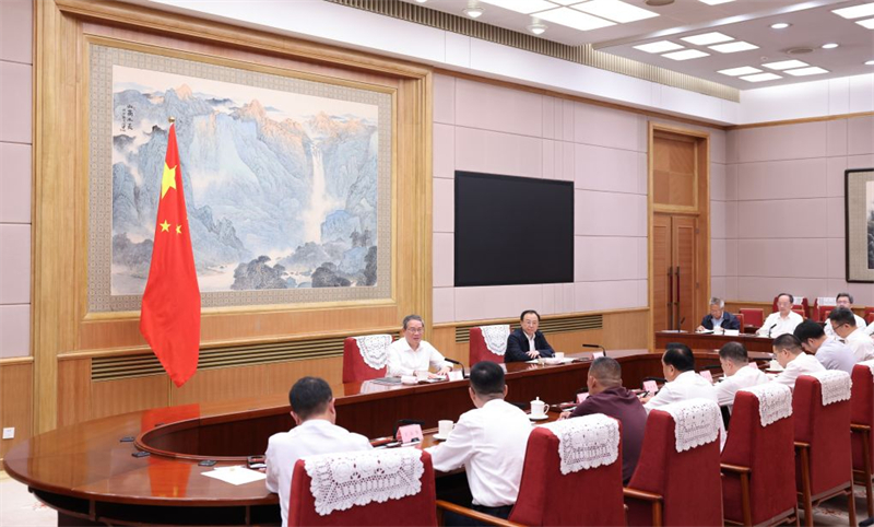 Le PM chinois préside un symposium sur la situation économique réunissant des experts et des entrepreneurs