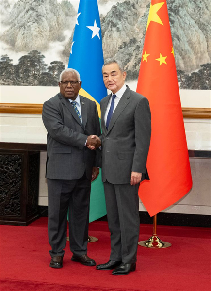 Le chef de la diplomatie chinoise s'entretient avec le ministre des Affaires étrangères des îles Salomon