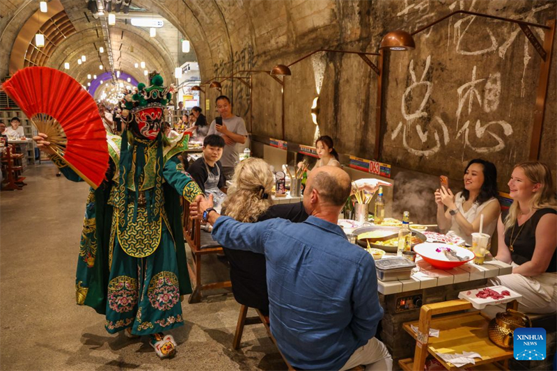 Avec l'augmentation du trafic transfrontalier de passagers, les touristes étrangers affluent vers Chongqing