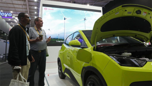 Comment les véhicules électriques chinois alimentent la transition verte en Afrique dans un contexte de crise du carburant                    Lorsque les files d'attente pour le carburant à Addis-Abeba, la capitale éthiopienne, ont duré plus d'une journée au cours du conflit au Moyen-Orient de cette année, Balew Demissie, professeur d'université, a décidé qu'il en avait assez. 