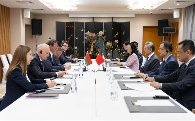 Le ministre chinois des Affaires étrangères rencontre son homologue du Bélarus