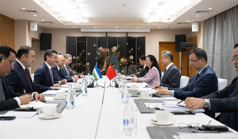 Le ministre chinois des Affaires étrangères rencontre son homologue ouzbek