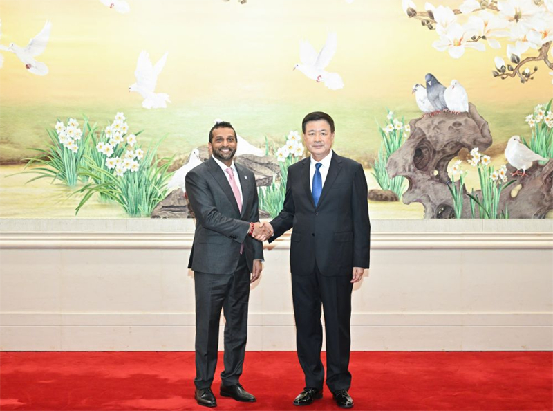 Un haut responsable chinois rencontre le directeur du FBI