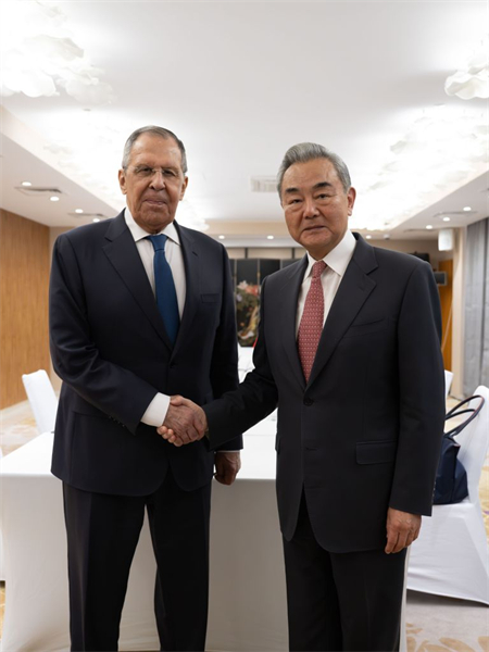 Le MAE chinois rencontre son homologue russe