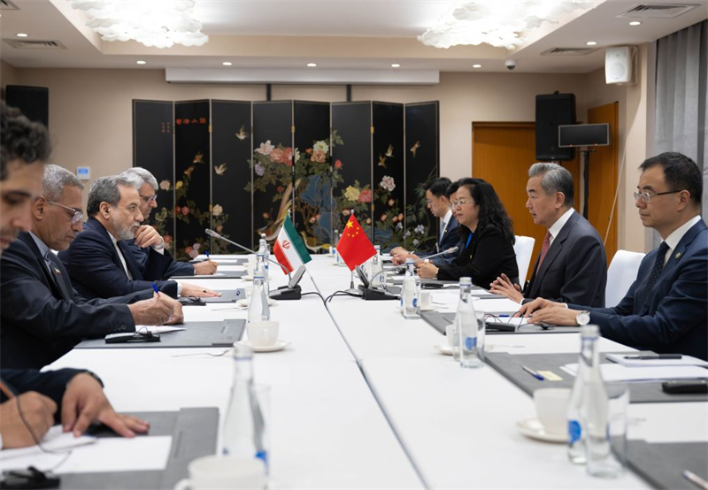 Le MAE chinois rencontre son homologue iranien et appelle à la reprise des négociations
