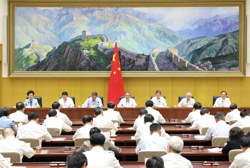 Le Premier ministre chinois souligne l'importance de réaliser les objectifs de développement annuels