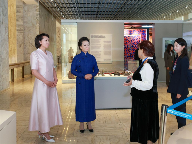 Peng Liyuan visite le Musée national d'histoire de la République kirghize