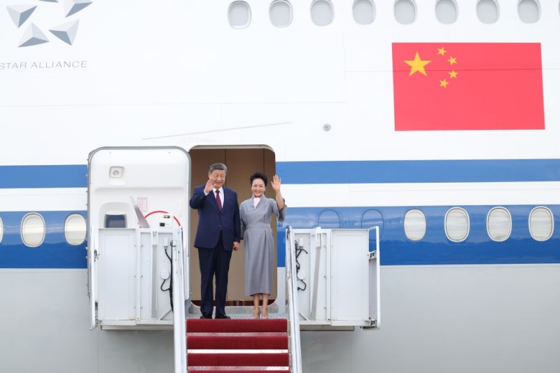 Xi Jinping arrive aux Etats-Unis pour une visite d'Etat, accueilli par Donald Trump à l'aéroport