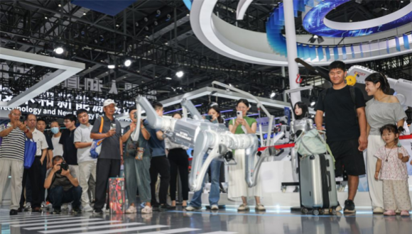 Les robots industriels fabriqués en Chine gagnent du terrain à l'étranger                    Lors de la Convention mondiale de l'industrie manufacturière 2026, organisée dans la province de l'Anhui (est de la Chine), les robots industriels ont dépassé le stade de la simple démonstration pour accomplir des tâches concrètes, plusieurs modèles étant déjà commercialisés sur les marchés internationaux.