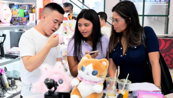 Comment comprendre la dynamique du renforcement et de la montée en puissance du « Made in China »                    Le « Made in China » séduit toujours plus d'adeptes à travers le monde. Selon les données du ministère du Commerce, les visiteurs étrangers ont dépensé 263,6 milliards de yuans en Chine entre janvier et juillet de cette année, soit une hausse de 27,8 % d'une année sur l'autre...
