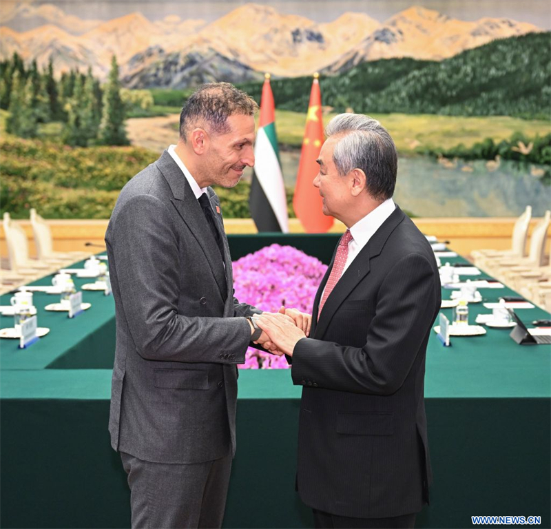 Le plus haut diplomate chinois rencontre l'envoyé spécial du président des Emirats arabes unis pour les affaires chinoises