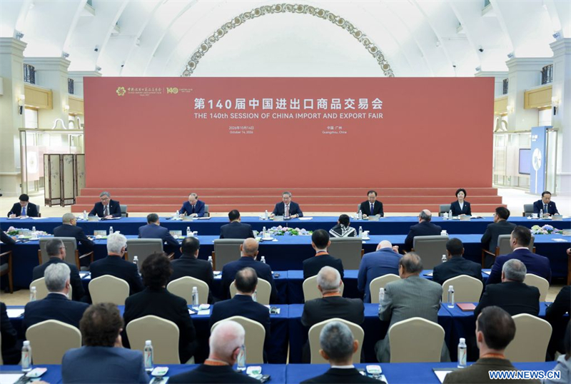 Le Premier ministre chinois participe à un symposium avec des représentants d'acheteurs et d'exposants étrangers à la Foire de Canton