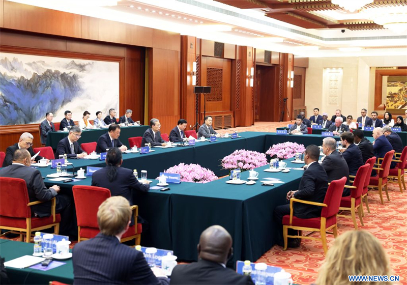 Le plus haut législateur chinois rencontre les participants du forum des législateurs à Beijing