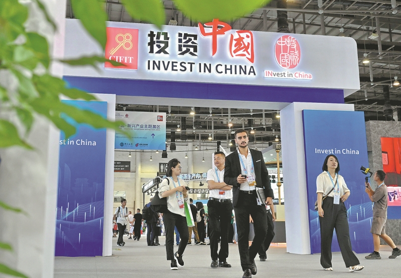 Des commerçants visitent la zone « Investir en Chine » de la 24e Foire internationale pour l'investissement et le commerce de Chine à Xiamen, dans la province du Fujian (sud-est de la Chine), en septembre. (Lin Shanchuan / Xinhua)