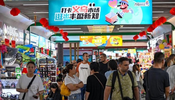 Zhejiang : les usines d'Yiwu commencent à engranger des commandes marchandises pour la Coupe du monde 2026                    Même avec près d'un an avant la Coupe du monde de la FIFA 2026, les usines d'Yiwu - la ville de l'est de la Chine connue sous le nom de « supermarché du monde » - produisent déjà des ballons de football, des maillots d'équipe et des écharpes de fans pour le tournoi à venir.