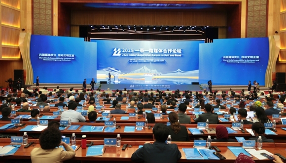 Yunnan : le Forum de coopération des médias « La Ceinture et la Route » 2025 s'est tenu à Kunming                    Le Forum de coopération des médias « La Ceinture et la Route » 2025 s'est tenu à Kunming, capitale de la province du Yunnan (sud-ouest de la Chine), le 16 septembre. Plus de 200 représentants étrangers de 87 pays, organisations, 165 médias et institutions internationaux et régionaux ont assisté à la conférence.