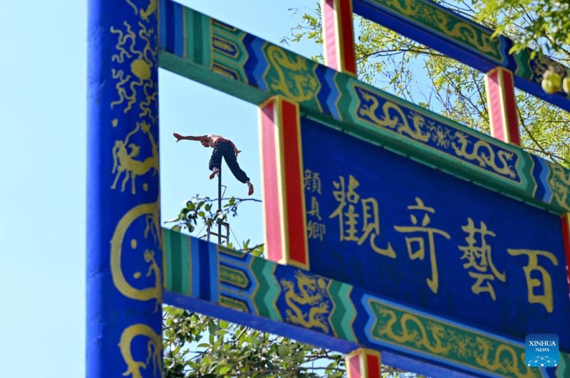 Hebei : des acrobates se produisent au Monde de l'acrobatie de Wuqiao à Cangzhou