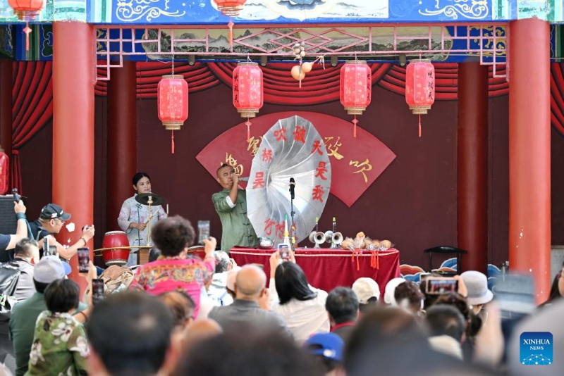 Hebei : des acrobates se produisent au Monde de l'acrobatie de Wuqiao à Cangzhou