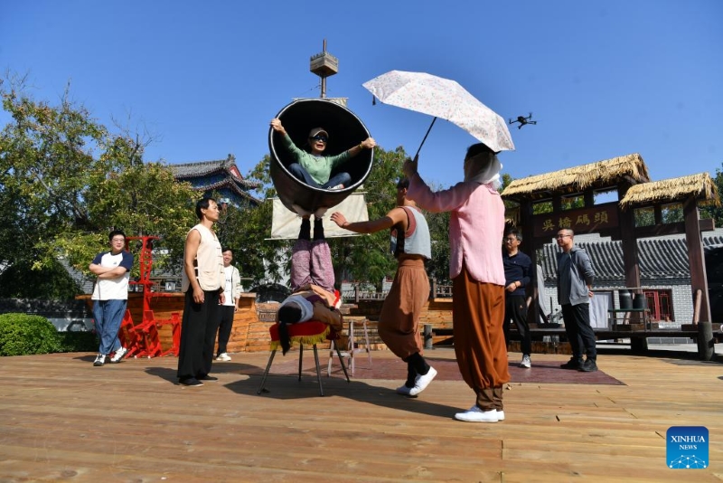 Hebei : des acrobates se produisent au Monde de l'acrobatie de Wuqiao à Cangzhou