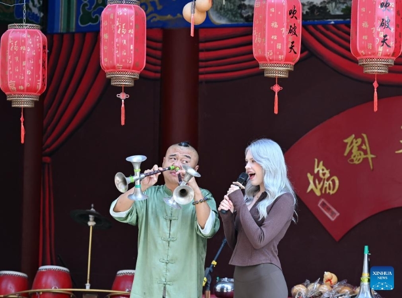 Hebei : des acrobates se produisent au Monde de l'acrobatie de Wuqiao à Cangzhou