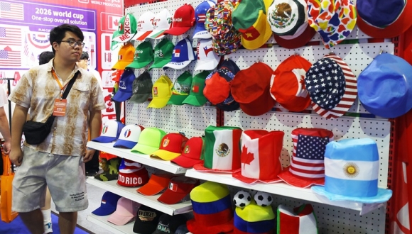 Yiwu se lance dans la compétition économique de la Coupe du monde de football 2026                    A neuf mois des débuts de la Coupe du monde de football 2026, qui aura lieu aux États-Unis, au Canada et au Mexique, la ville d'Yiwu, dans la province du Zhejiang (est de la Chine), connue sous le nom de « supermarché du monde », a déjà pris les devants dans la voie rapide de la croissance économique liée à la Coupe du monde.