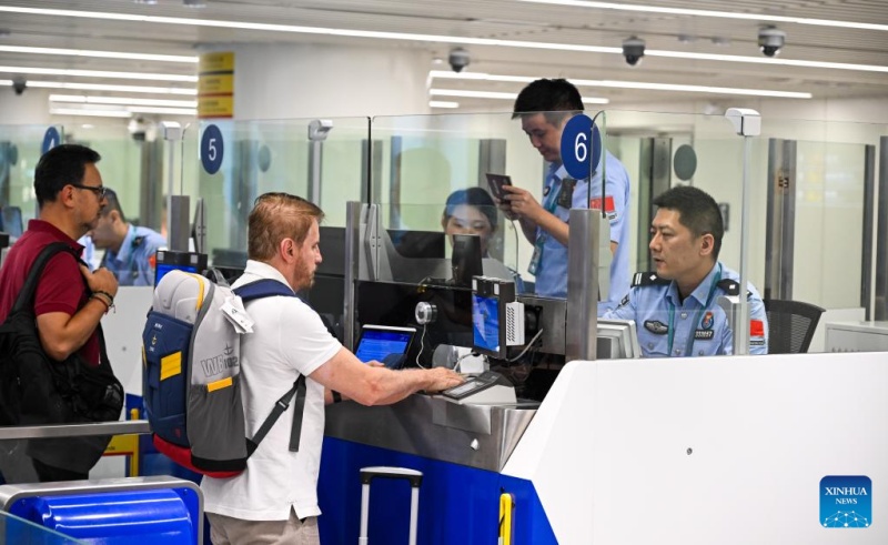 Les voyageurs étrangers entrent à Hainan grâce à une exemption de visa avantageuse