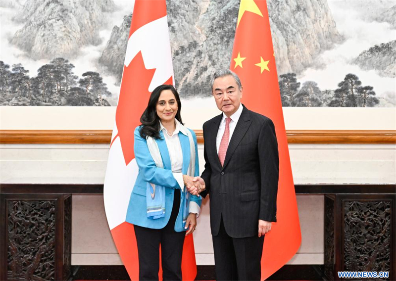 Les ministres chinois et canadien des AE s'engagent à améliorer les relations bilatérales