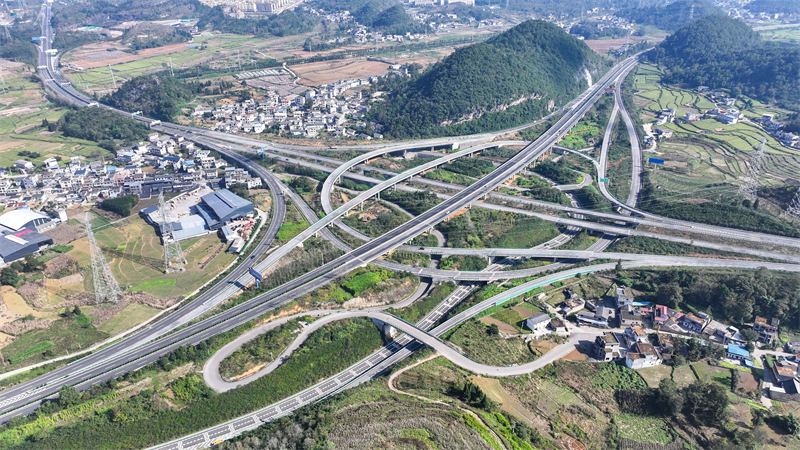 Guizhou : le transport tridimensionnel stimule le développement économique local à Xingyi