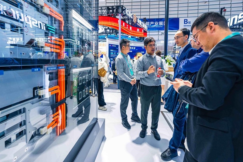 Le public découvre un superordinateur de la société Dawning Information Industry Co. Ltd. (Sugon) lors de l'exposition « Lumière de l'Internet », le 8 novembre, à Wuzhen, dans la province du Zhejiang (est de la Chine). (Photo / Zhang Feng)