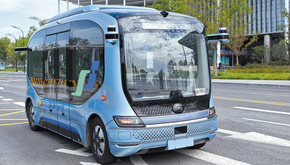 Comment les véhicules autonomes tracent une nouvelle voie en Chine                    Une révolution tranquille se déroule dans les rues de Jinan, la capitale de la province du Shandong (est de la Chine). Ce jour-là, on pouvait voir Ding Pingshun, chauffeur de bus depuis 22 ans, assis dans le coin arrière d'un véhicule, tenant une tablette au lieu de tenir le volant.