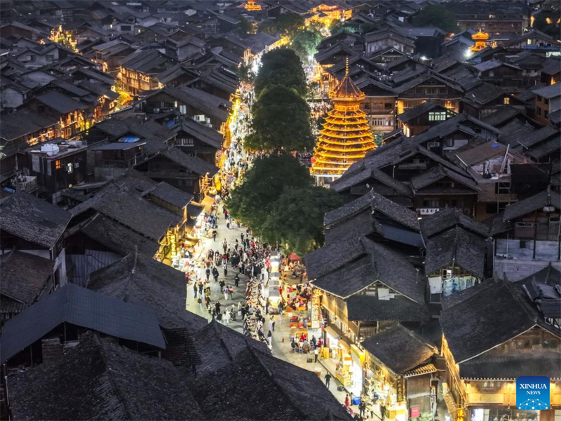 Guizhou : le village Dong de Zhaoxing voit un afflux de touristes à l'approche du Nouvel An Dong