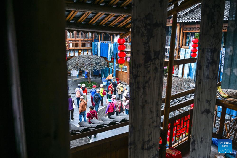 Guizhou : le village Dong de Zhaoxing voit un afflux de touristes à l'approche du Nouvel An Dong