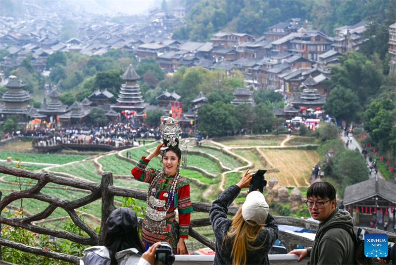Guizhou : le village Dong de Zhaoxing voit un afflux de touristes à l'approche du Nouvel An Dong