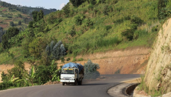 Comment une route construite par la Chine a transformé des vies et stimulé l'économie dans le nord du Rwanda                    Pendant des années, les collines sinueuses du nord du Rwanda étaient aussi célèbres pour leur beauté à couper le souffle que pour les longs et pénibles voyages sur des routes impraticables. Aujourd'hui, l'asphalte lisse de la route Base-Butaro-Kidaho (BBK) change cette réalité, apportant un espoir renouvelé, ...