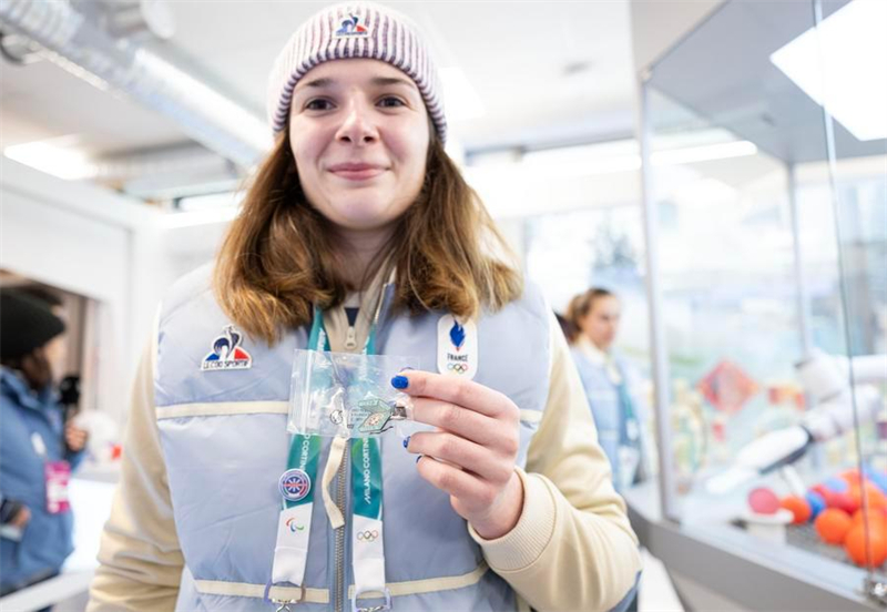 Comment la technologie chinoise ajoute une nouvelle tournure à l'échange de pin's olympiques au village des athlètes de Milan