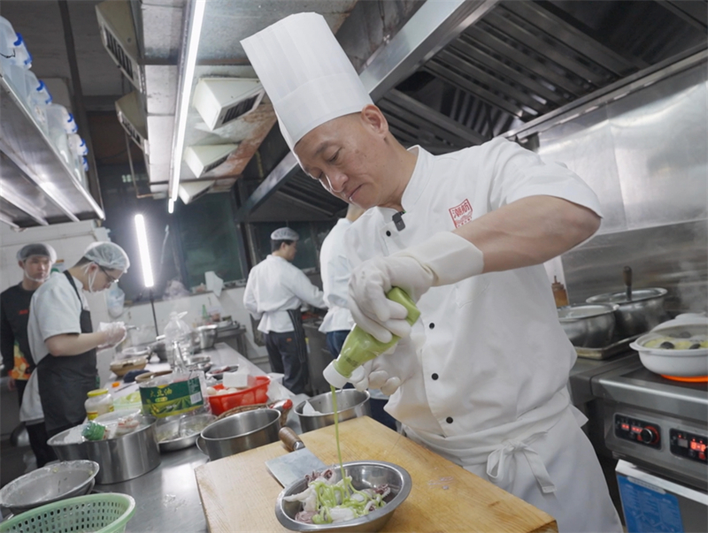 Chen Zhiyi, le directeur de Chaofang Catering, prépare de la cuisine de Chaozhou, à Shantou, dans la province du Guangdong (sud de la Chine). (Liu Ning/Le Quotidien du Peuple en ligne)