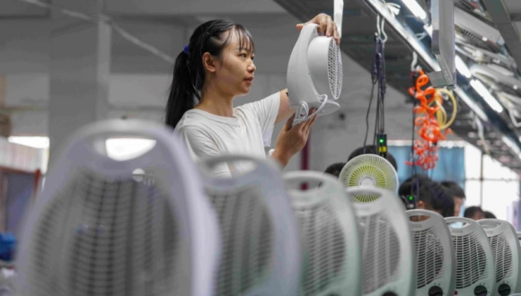 Pourquoi les petits appareils de chauffage chinois sont-ils si populaires à l'étranger ?                    Alors que règne un hiver rigoureux, un « vent chaud » venu de Chine réchauffe le monde. Dans les pays d'Asie centrale, des appareils de chauffage et de refroidissement tout-en-un avec les fonctions de « chauffage en hiver et refroidissement en été » enregistrent des commandes continues, ...