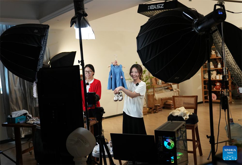 Zhejiang : l'industrie du vêtement pour enfants est en plein essor à Zhili