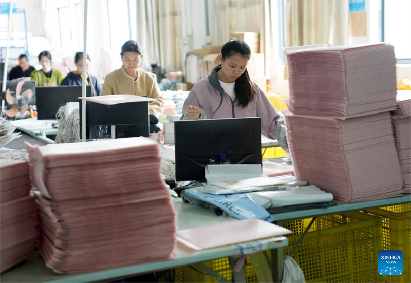 Zhejiang : l'industrie du vêtement pour enfants est en plein essor à Zhili