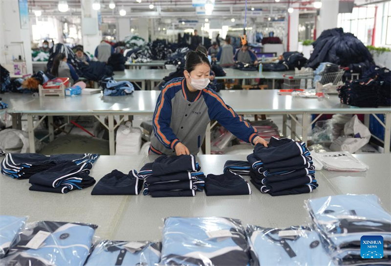 Zhejiang : l'industrie du vêtement pour enfants est en plein essor à Zhili